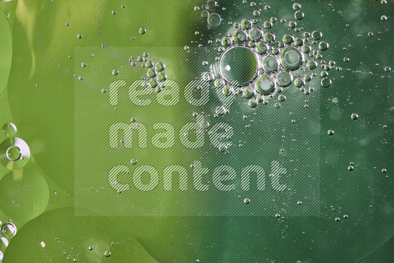 لقطات مقربة لفقاعات من الزيت على سطح الماء باللون الأخضر