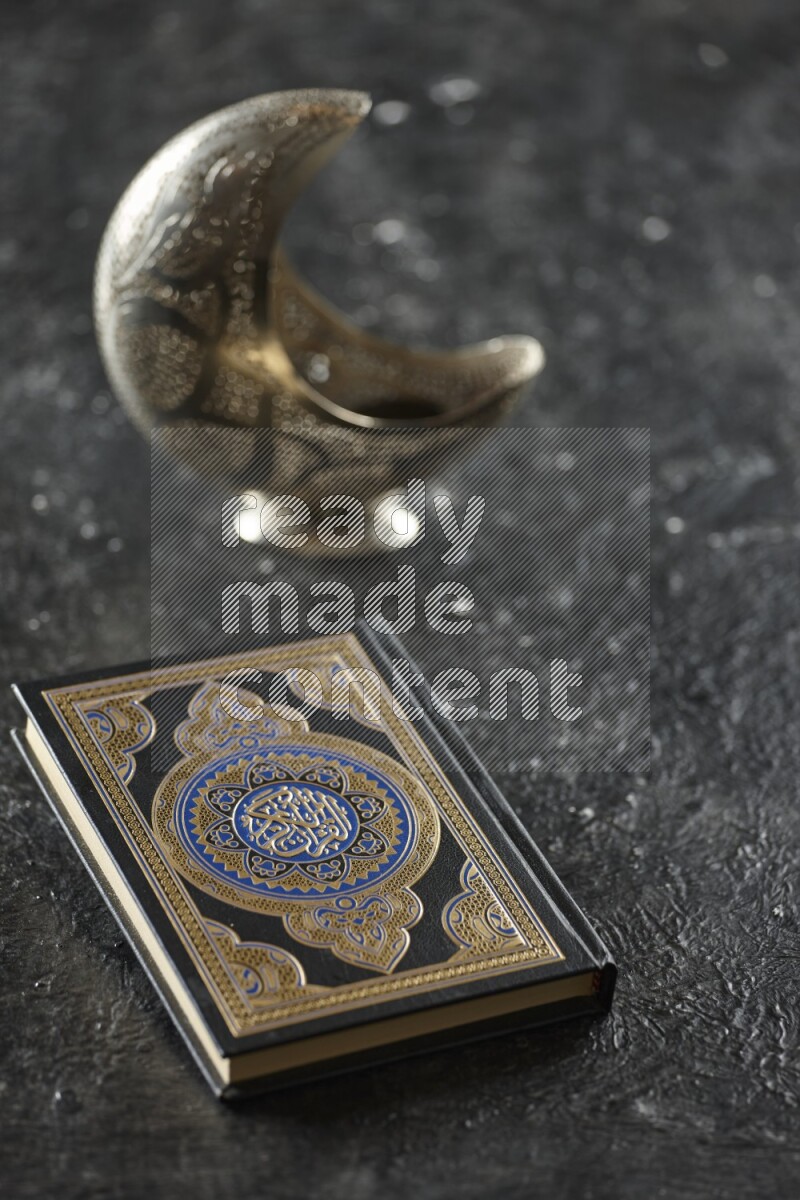 فانوس فضي مع مشروبات مختلفة وتمر ومكسرات وسبحة صلاة وقرآن على خلفية سوداء