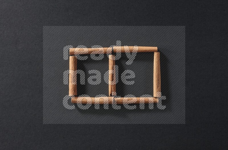 مربعان من أعواد القرفة فارغان علي خلفية سوداء