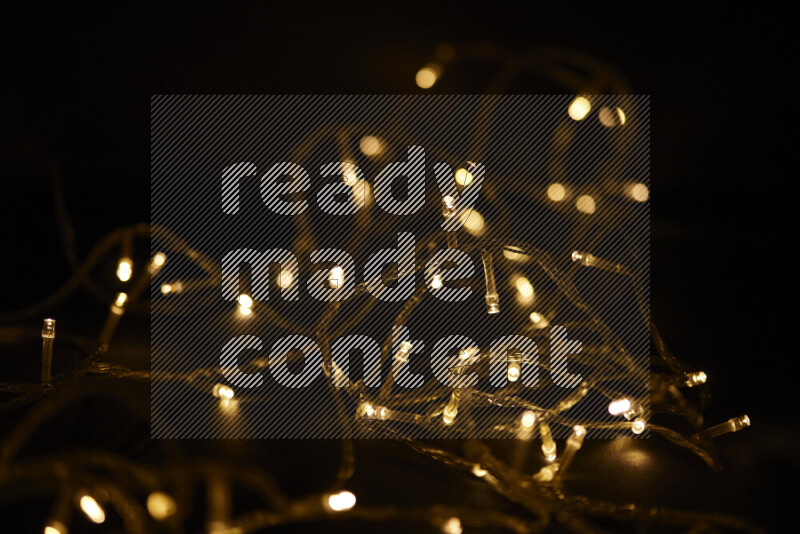 مصابيح ذهبية علي خلفية سوداء