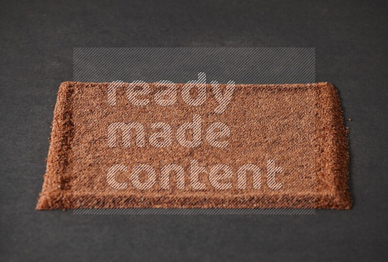 بذور حب الرشاد تملأ الخلفية على أرضية سوداء