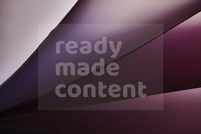 فن تجريدي يعرض منحنيات مع تدرجات الألوان الدافئة والباردة مكونه بضوء ملون