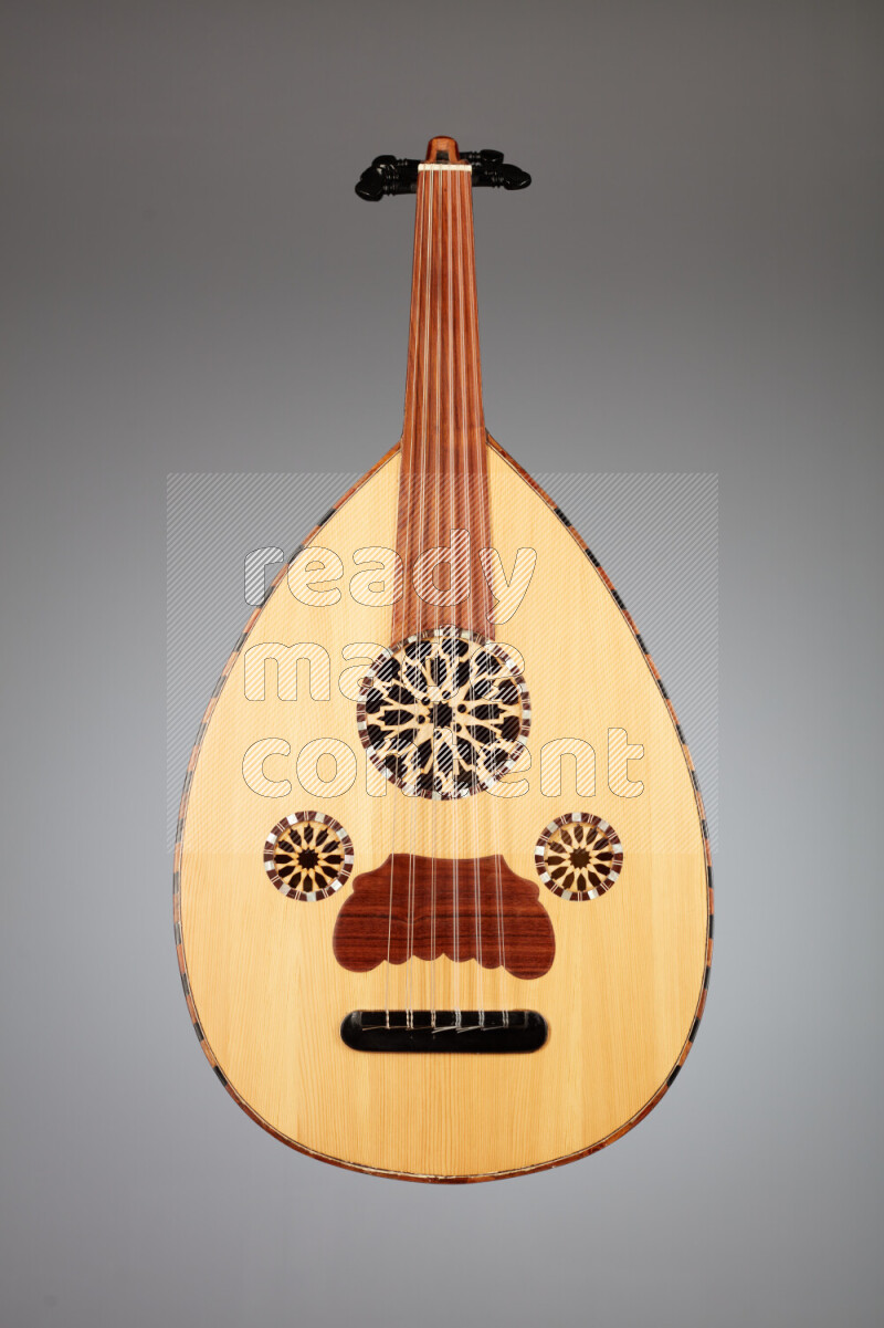 عودي خشبي بني على خلفية رمادية