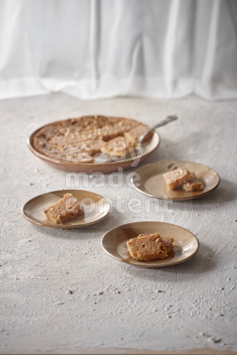 بسبوسة علي خلفية بيضاء خشبية