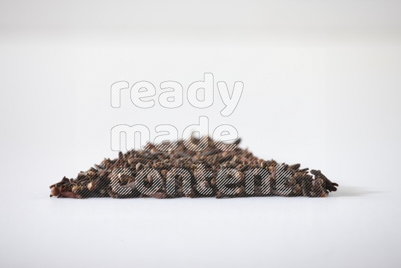 القرنفل على شكل مثلث على أرضية بيضاء